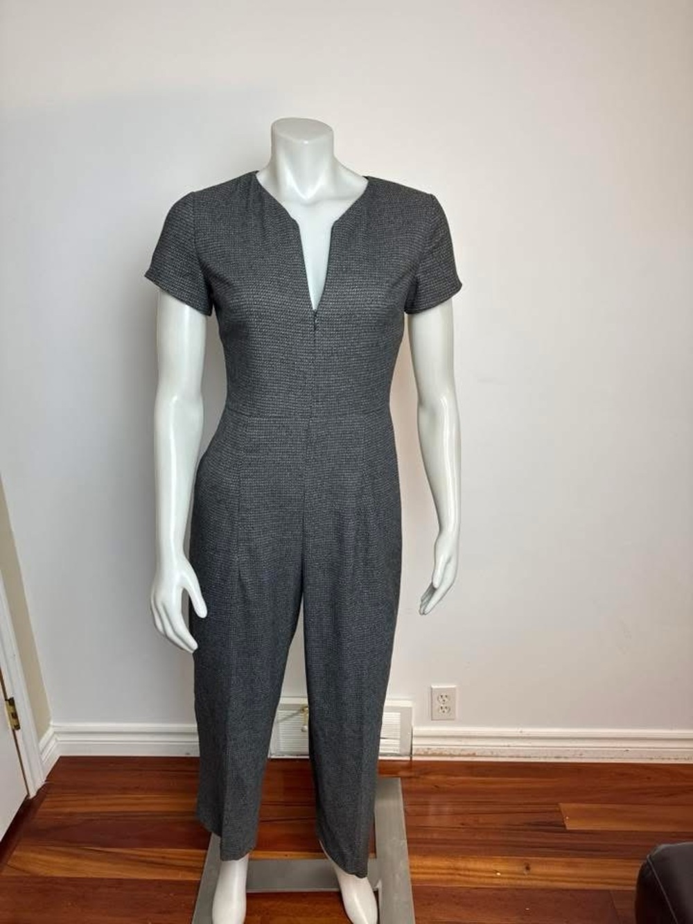 CLUB MONACO - Front zip Romper. Grey mix.
Size 4. Read description